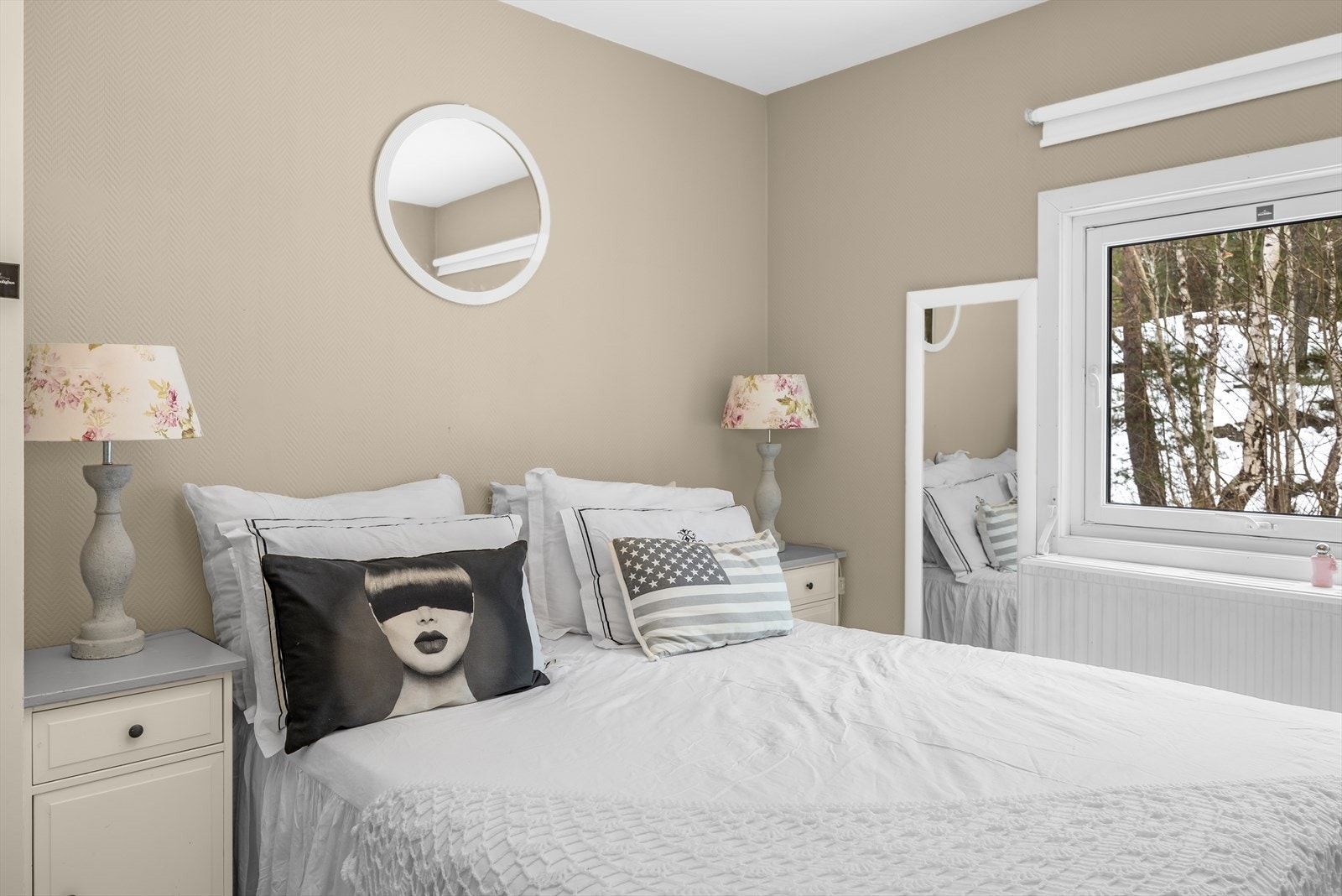 Overflatene i leiligheten er malt i behagelige fargetoner. Galleribilde