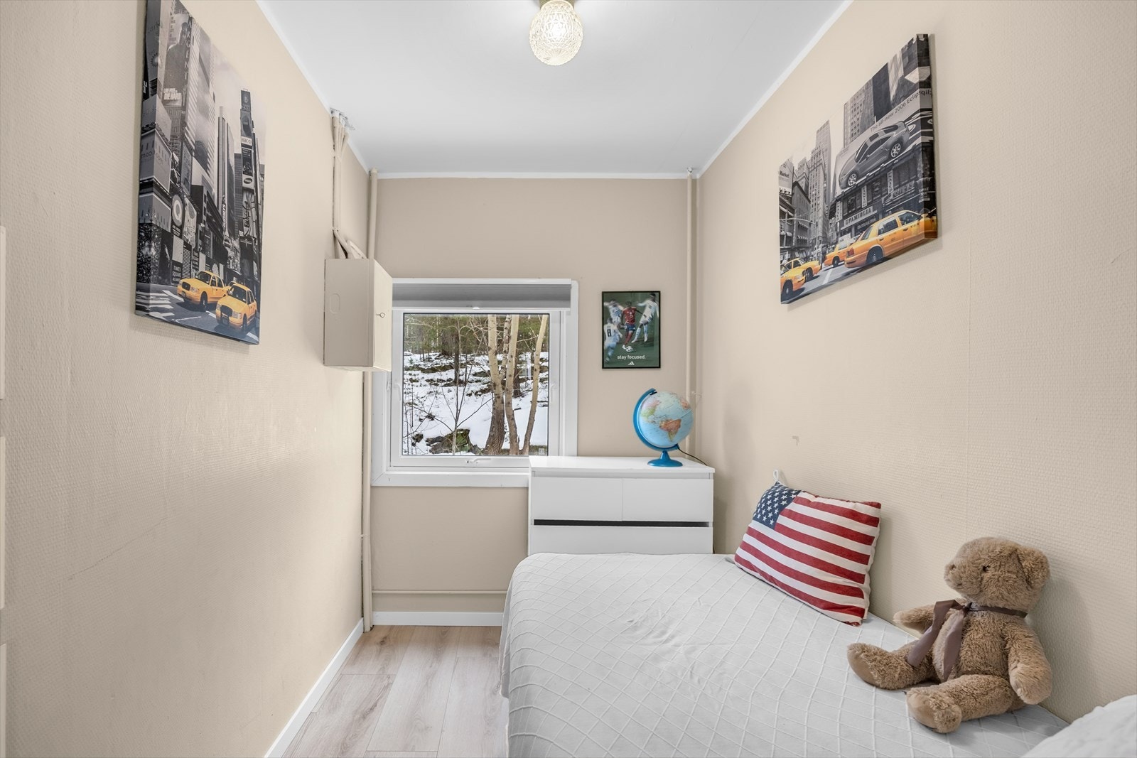 Romslig innvendig bod. Det gjøres oppmerksom på at boden ikke er godkjent for varig opphold. Se punkt om ferdigattest i salgsoppgaven. Galleribilde