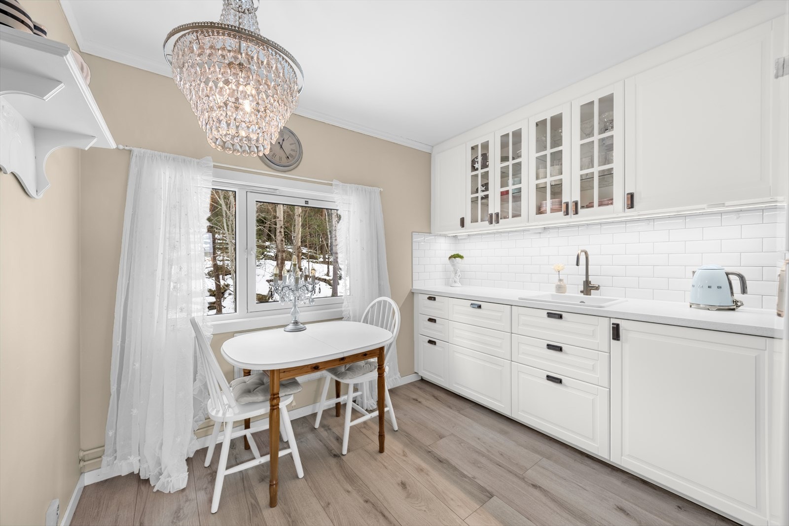 Av hvitevarer tilbyr kjøkkenet induksjonsplatetopp, stekeovn, oppvaskmaskin og frittstående kjøl/fryseskap. Galleribilde