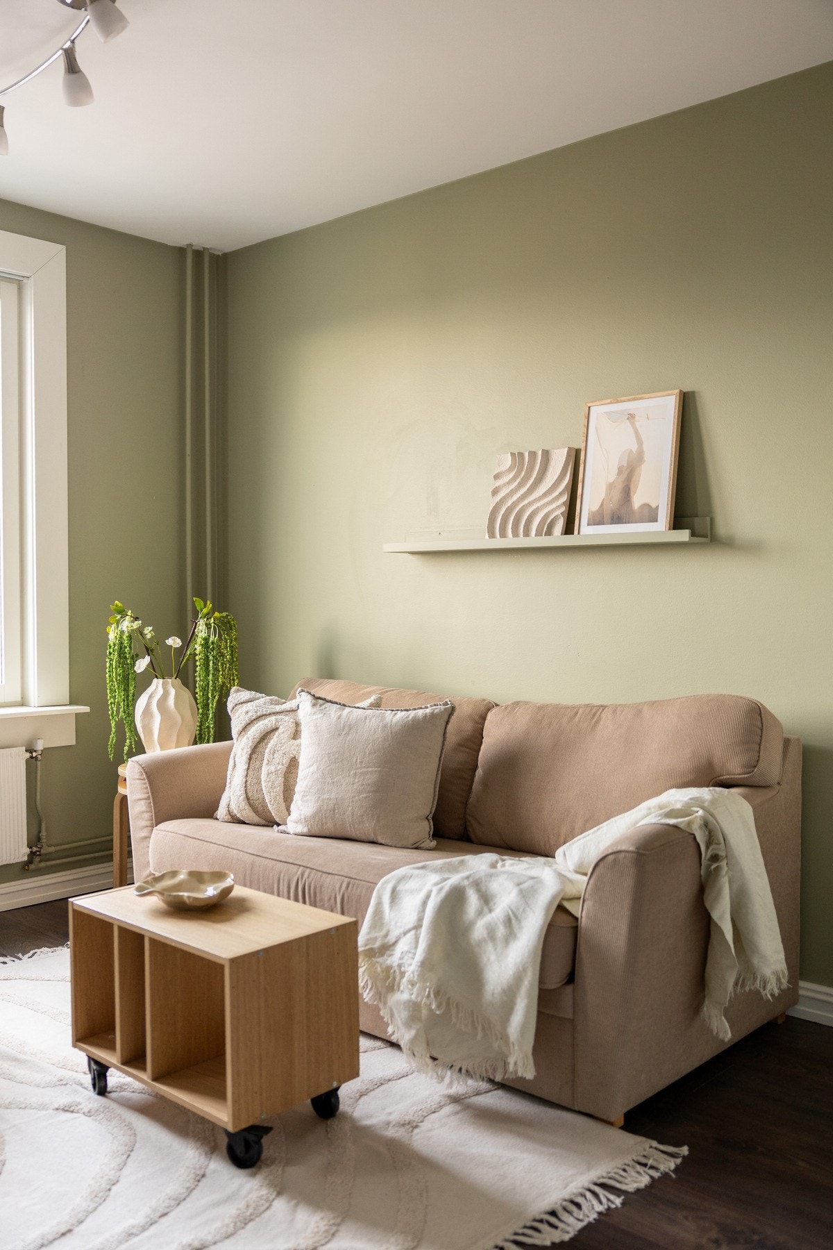 Overflatene er malt i en moderne fargetone, og på gulvet er det lagt slitesterk laminat. Galleribilde