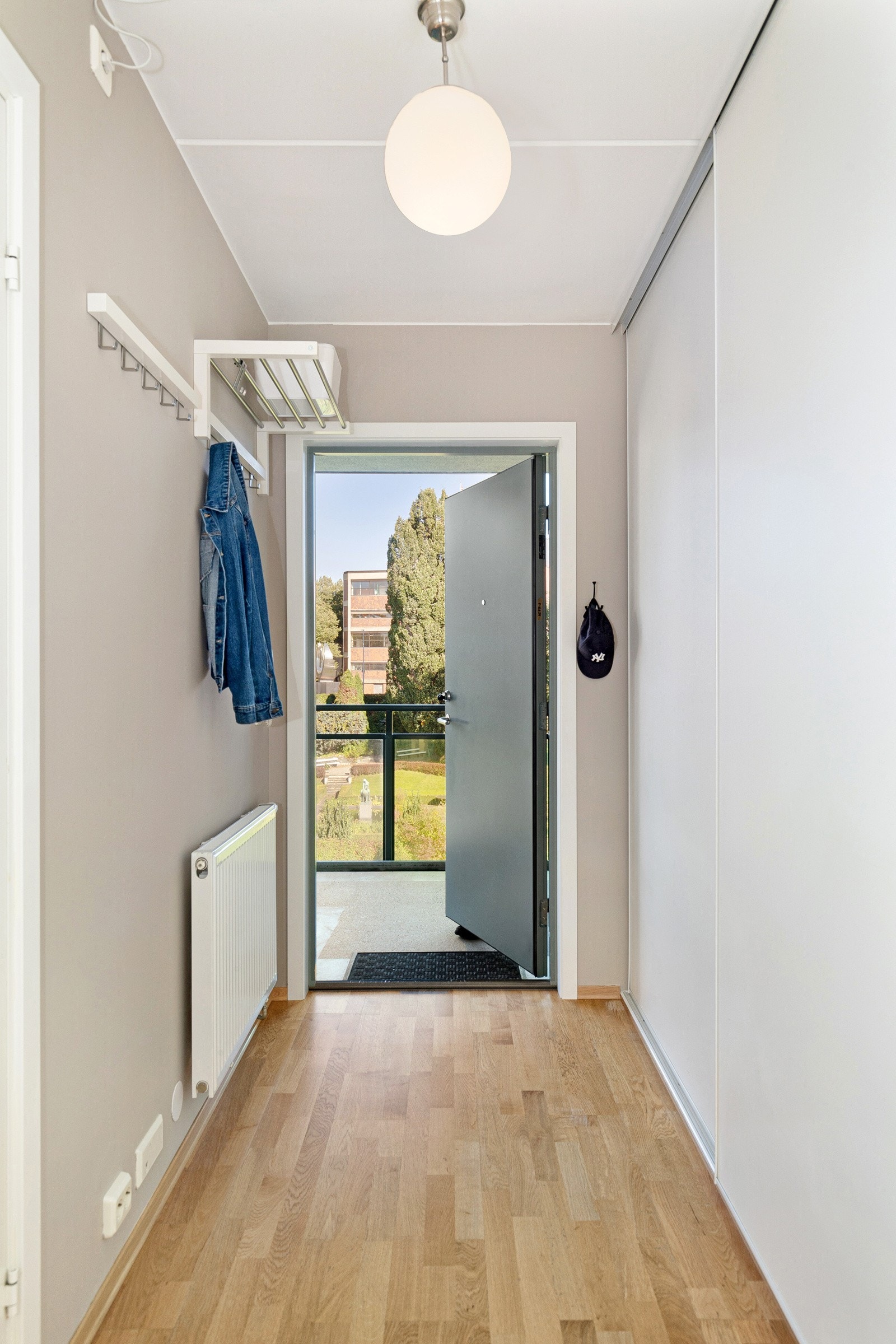 Stor og praktisk skyvedørsgarderobe med god plass til yttertøy og sko. Galleribilde