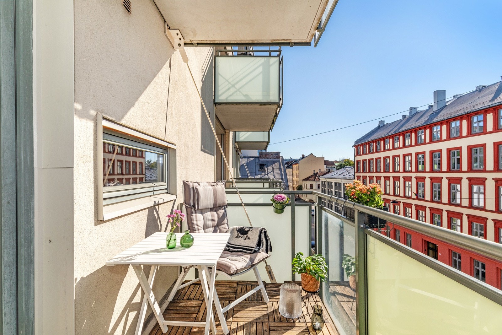 Fra stuen er det utgang til en hyggelig sydvestvendt balkong på 5 kvm. Galleribilde