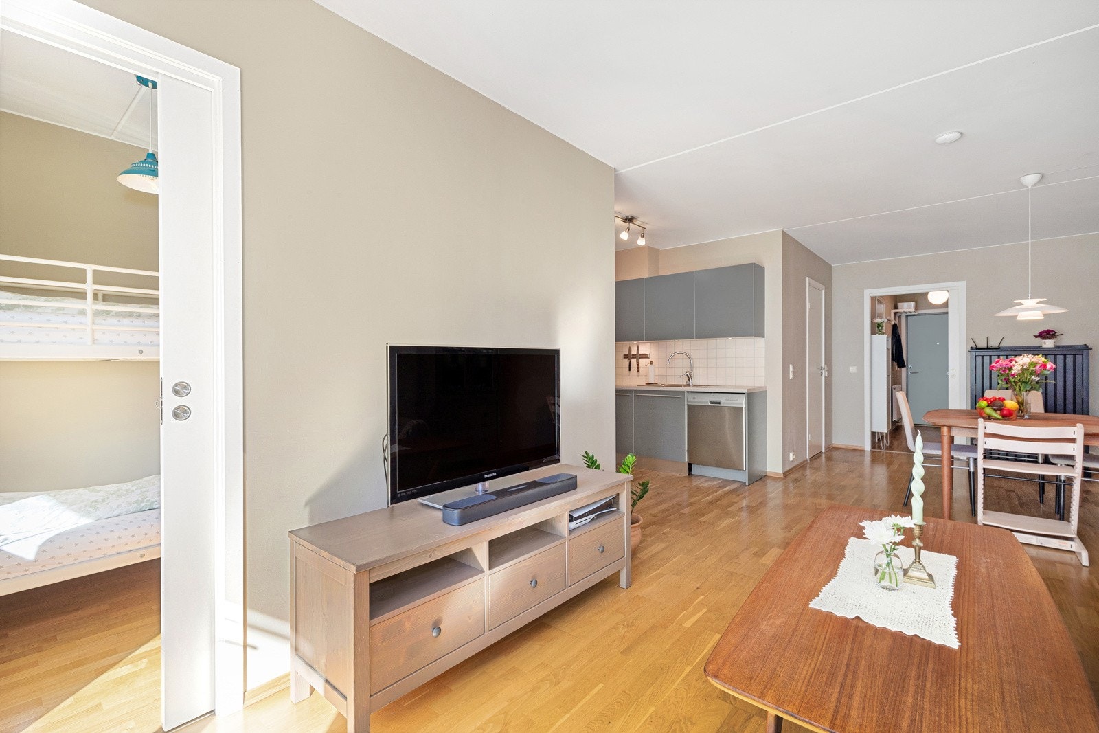 Det er montert innvendige Duette plisségardiner på vinduene i stuen. Galleribilde