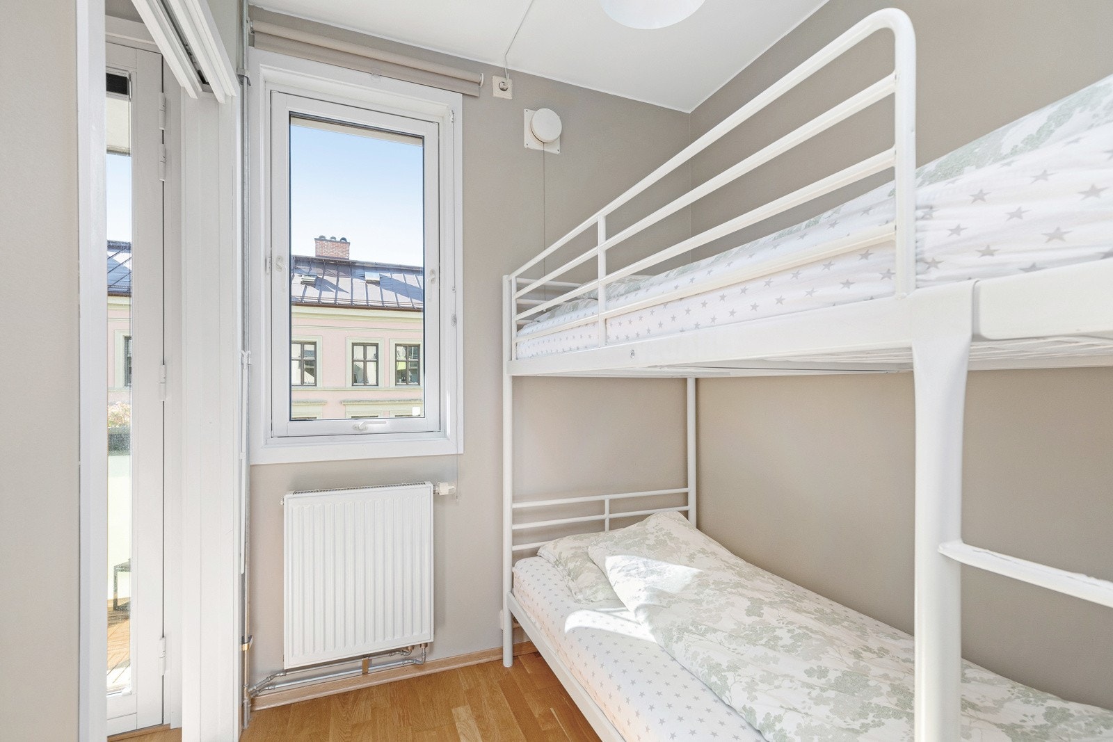 Det andre soverommet har god plass til seng, nattbord, skrivebord og garderobeskap. Galleribilde