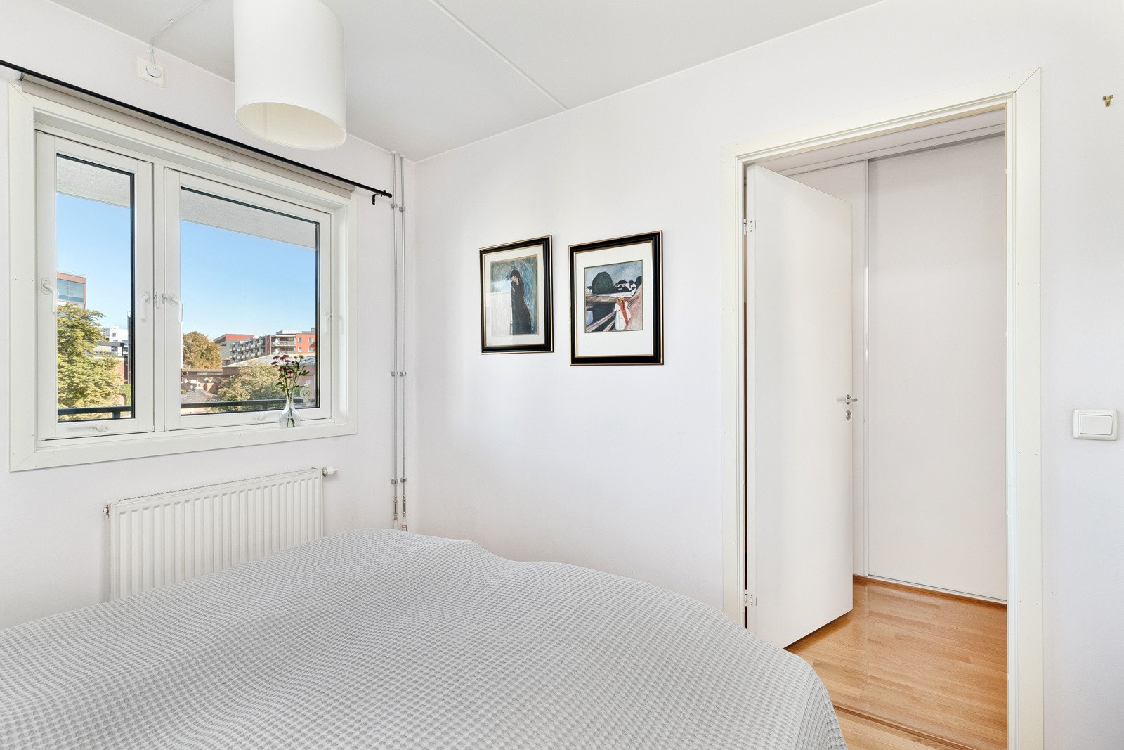 God plass til dobbeltseng, nattbord og garderobeskap. Galleribilde