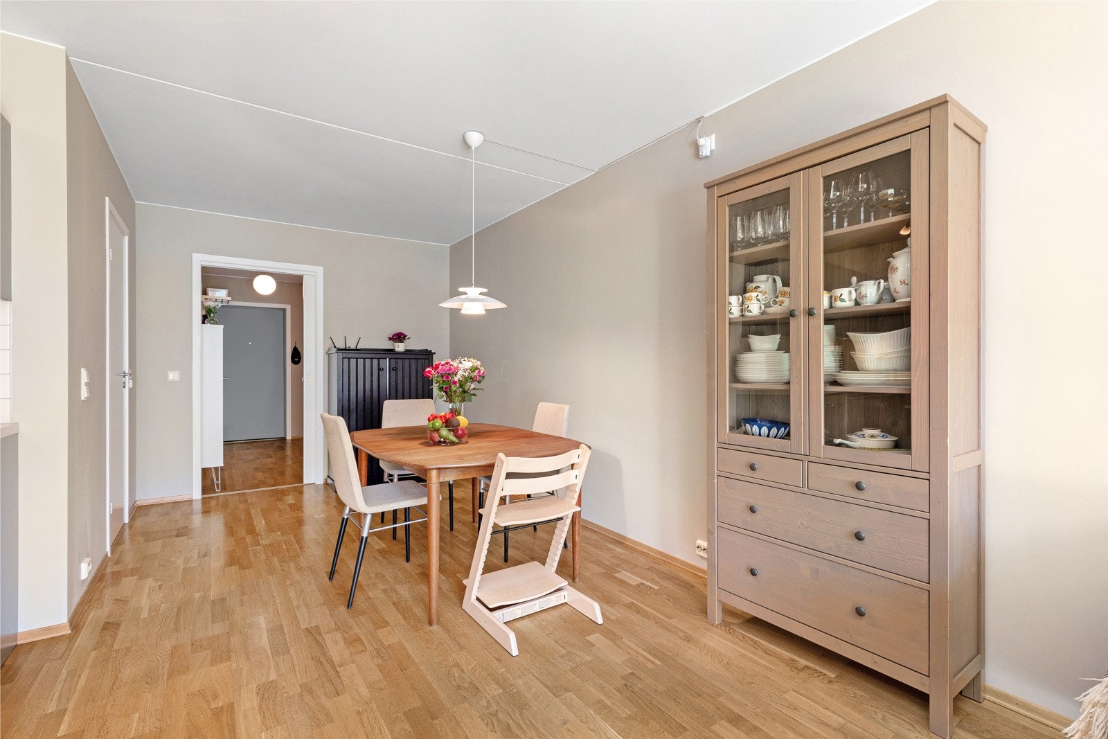 I stuen er det god plass til sofagruppe, TV-seksjon, hyller og annet ønsket møblement, samt en fin sone for spisestue ved kjøkkenet. Galleribilde