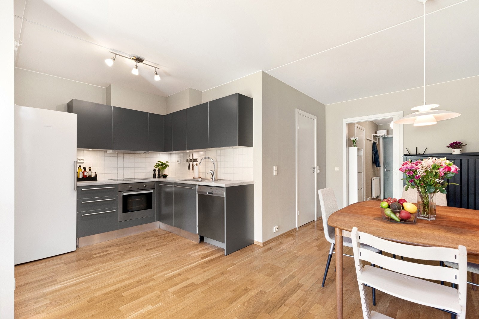 Den åpne løsningen mot kjøkkenet gjør stuen til en meget sosialt og hyggelig samlingspunkt for familie og venner. Galleribilde