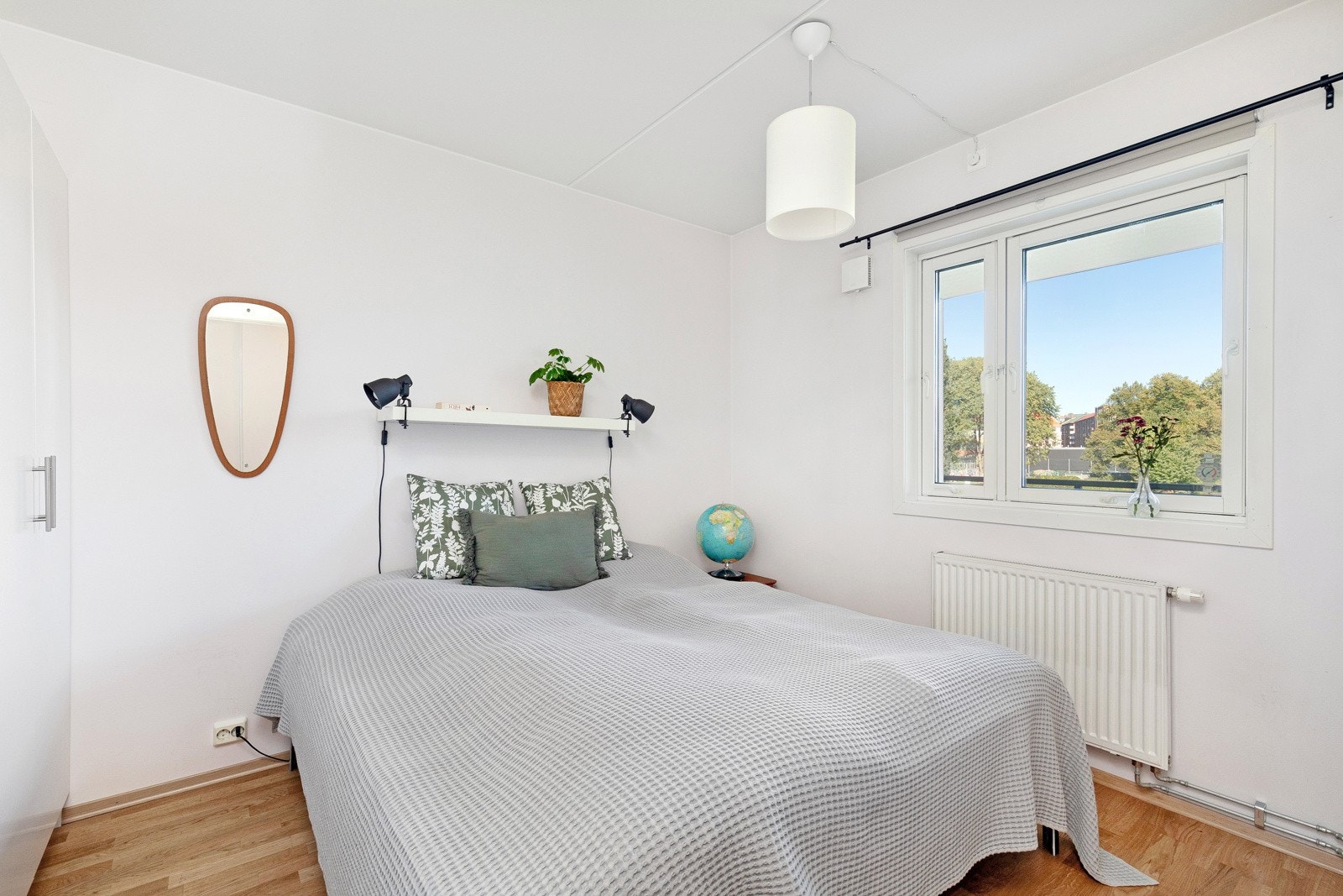 Hovedsoverommet vender ut mot rolig bakgård. Galleribilde