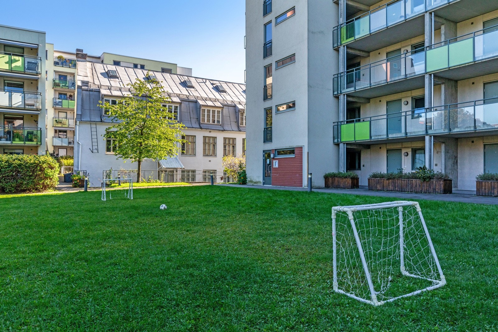 Stor og fin bakgård, som er inngjerdet med låste porter. Galleribilde