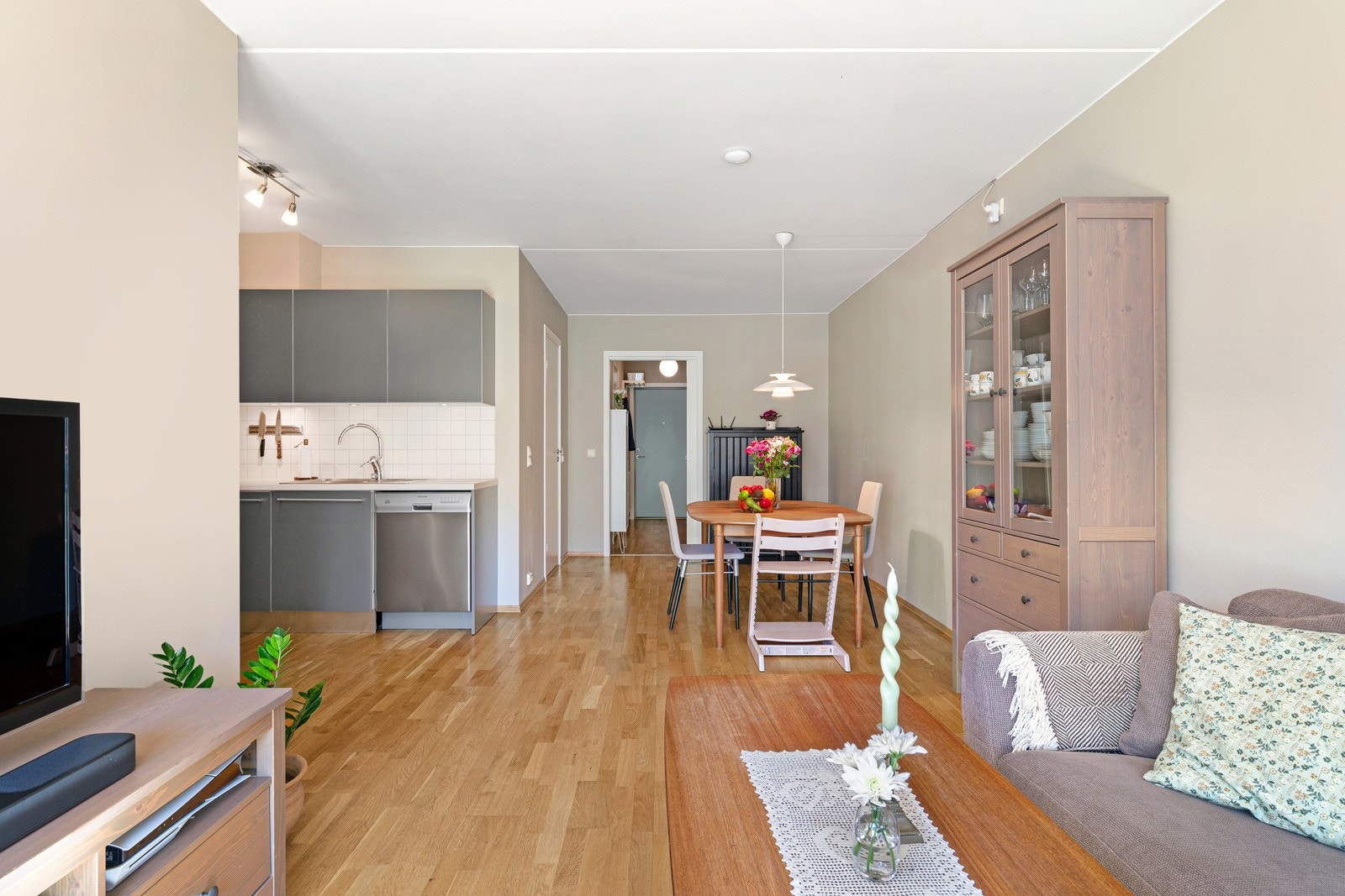 Romslig stue med malte vegoverflater og parkett på gulv. Galleribilde