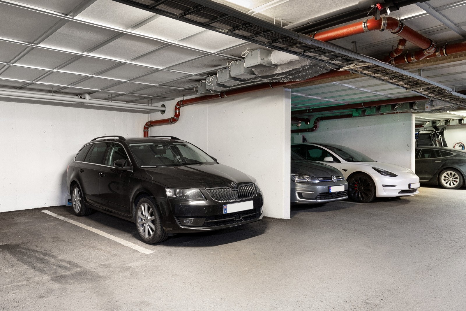 Seksjonen har en bruksrett på garasjeplass (nr. 9) i felles garasjeanlegg med tilrettelagt infrastruktur for tilkobling av ladeboks. Galleribilde