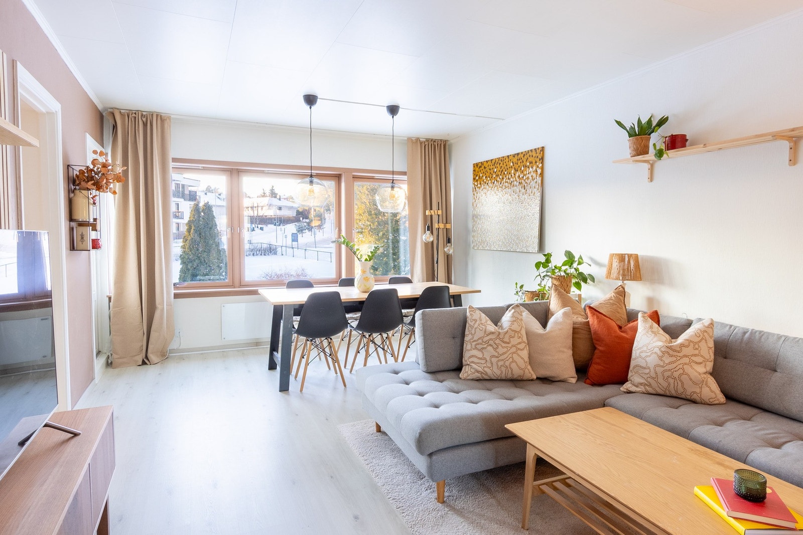 Store vindusflater som strekker seg langs hele veggen sikrer med rikelig naturlig lysinnslipp i rommet Galleribilde