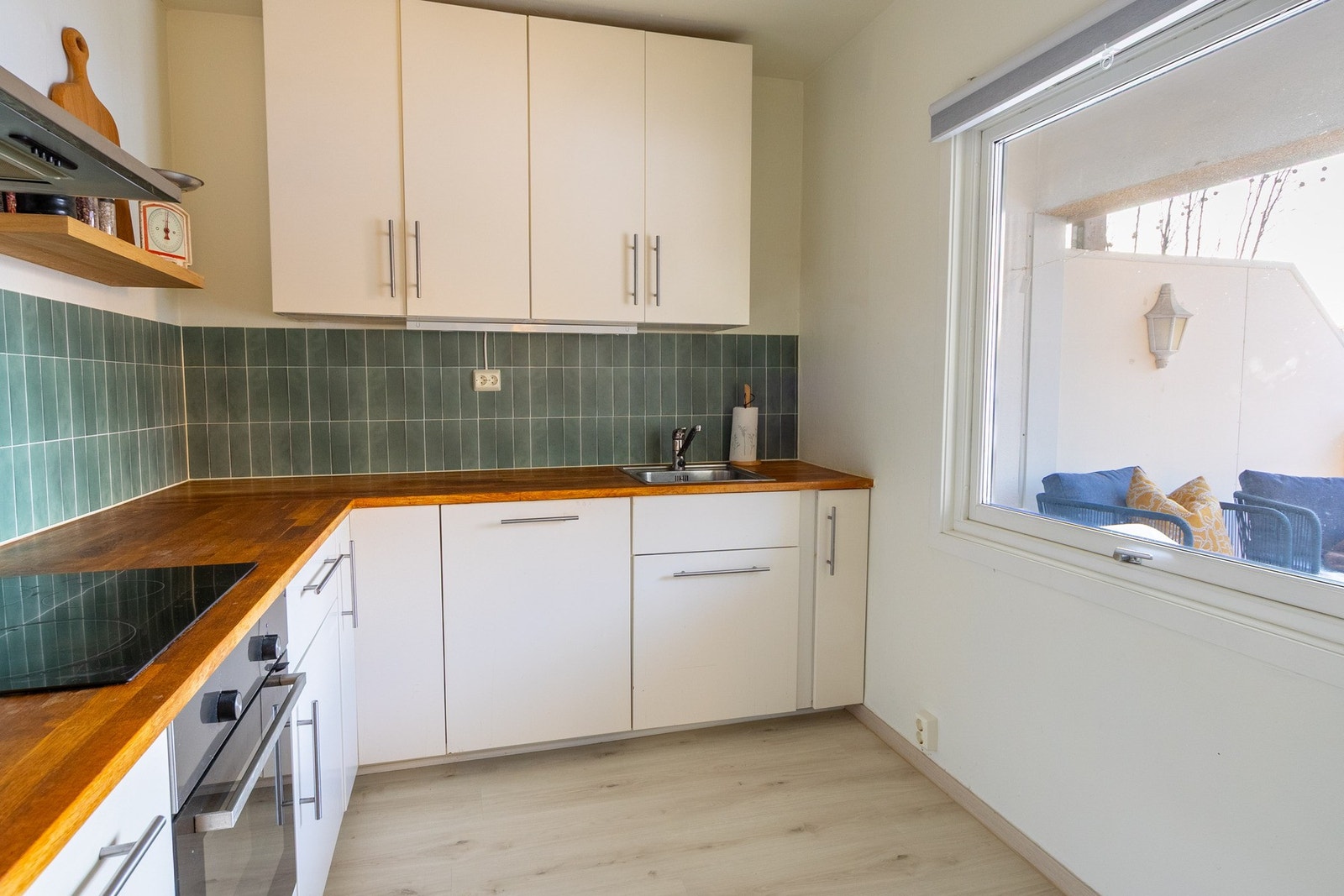 Kjøkkenet er innredet med integrert platetopp, stekeovn, oppvaskmaskin samt frittstående kjøleskap Galleribilde