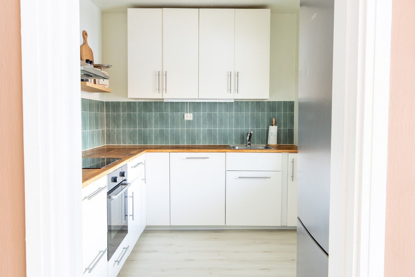 Videre inn finner man det flotte kjøkkenet Galleribilde