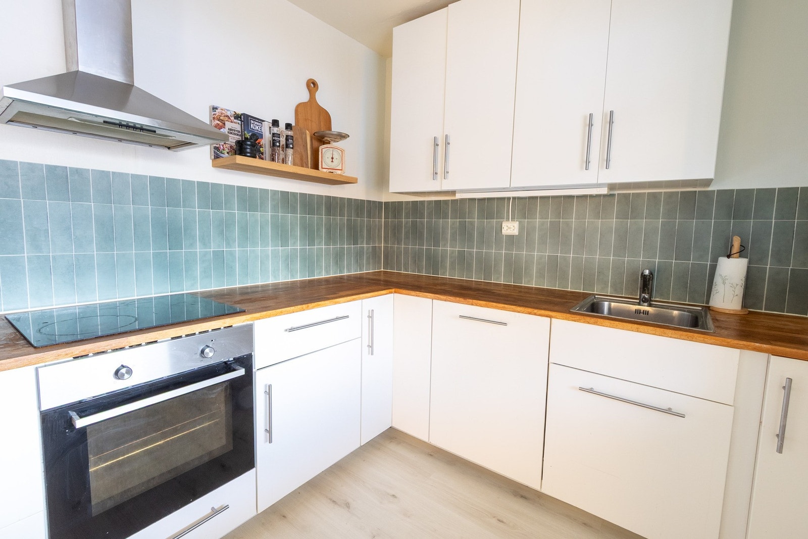 Her er det rikelig med skap og benkeplass Galleribilde