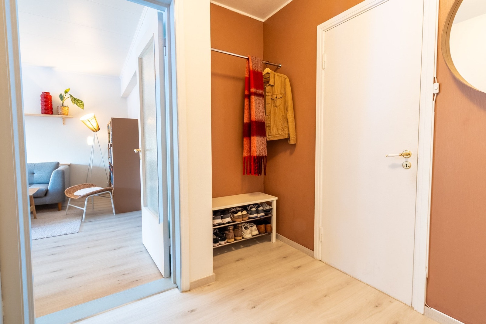 Innbydende entrè med plass til å henge fra seg sko og yttertøy Galleribilde