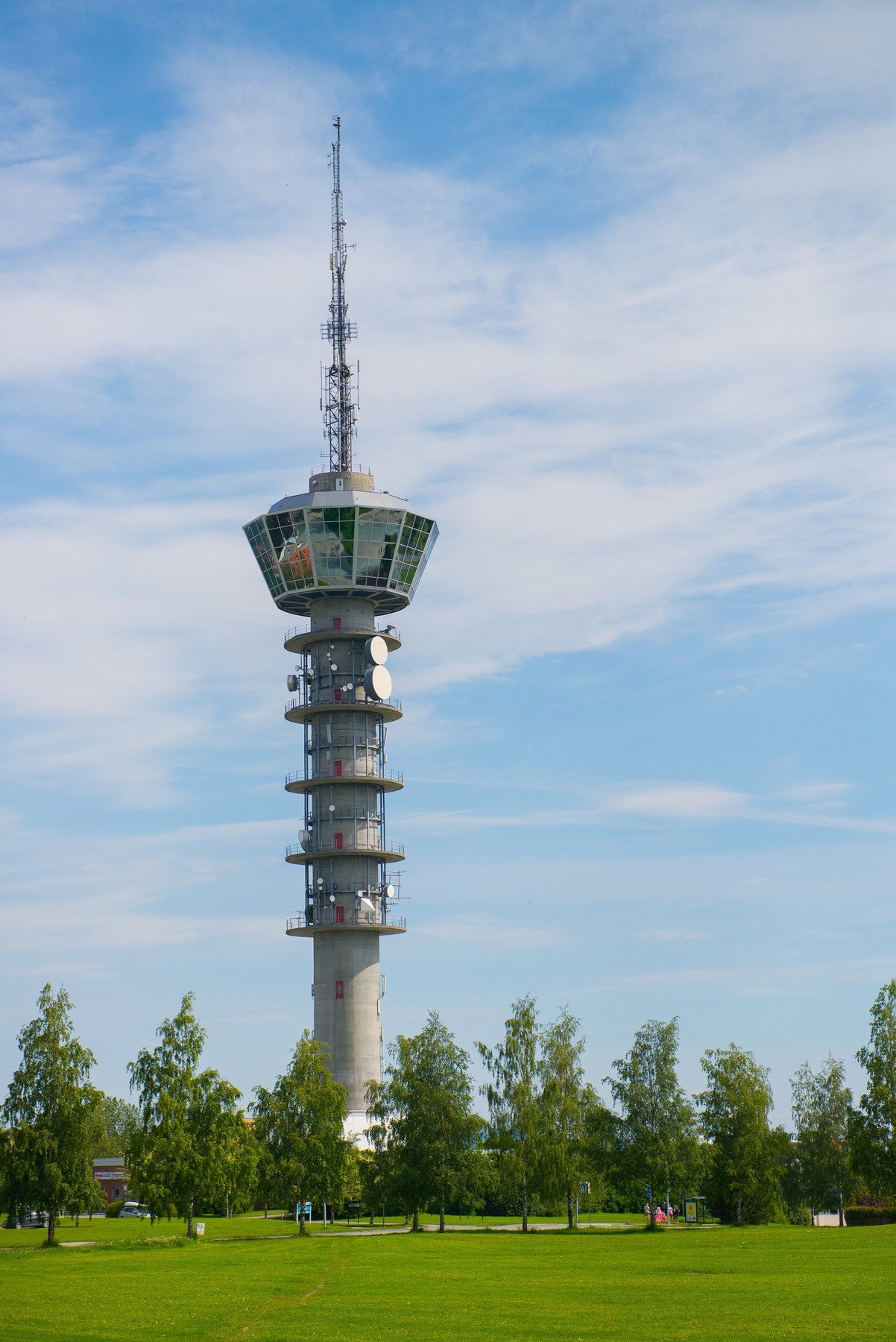 Tyholttårnet med Egon restaurant ligger ca. 1km fra boligen Galleribilde