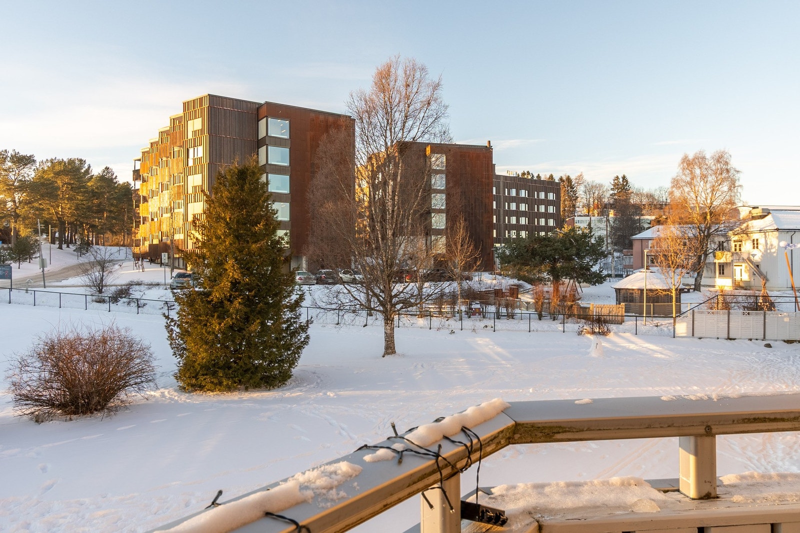 Balkongen er sør-vestvendt noe som sikrer svært gode solforhold gjennom store deler av dagen Galleribilde