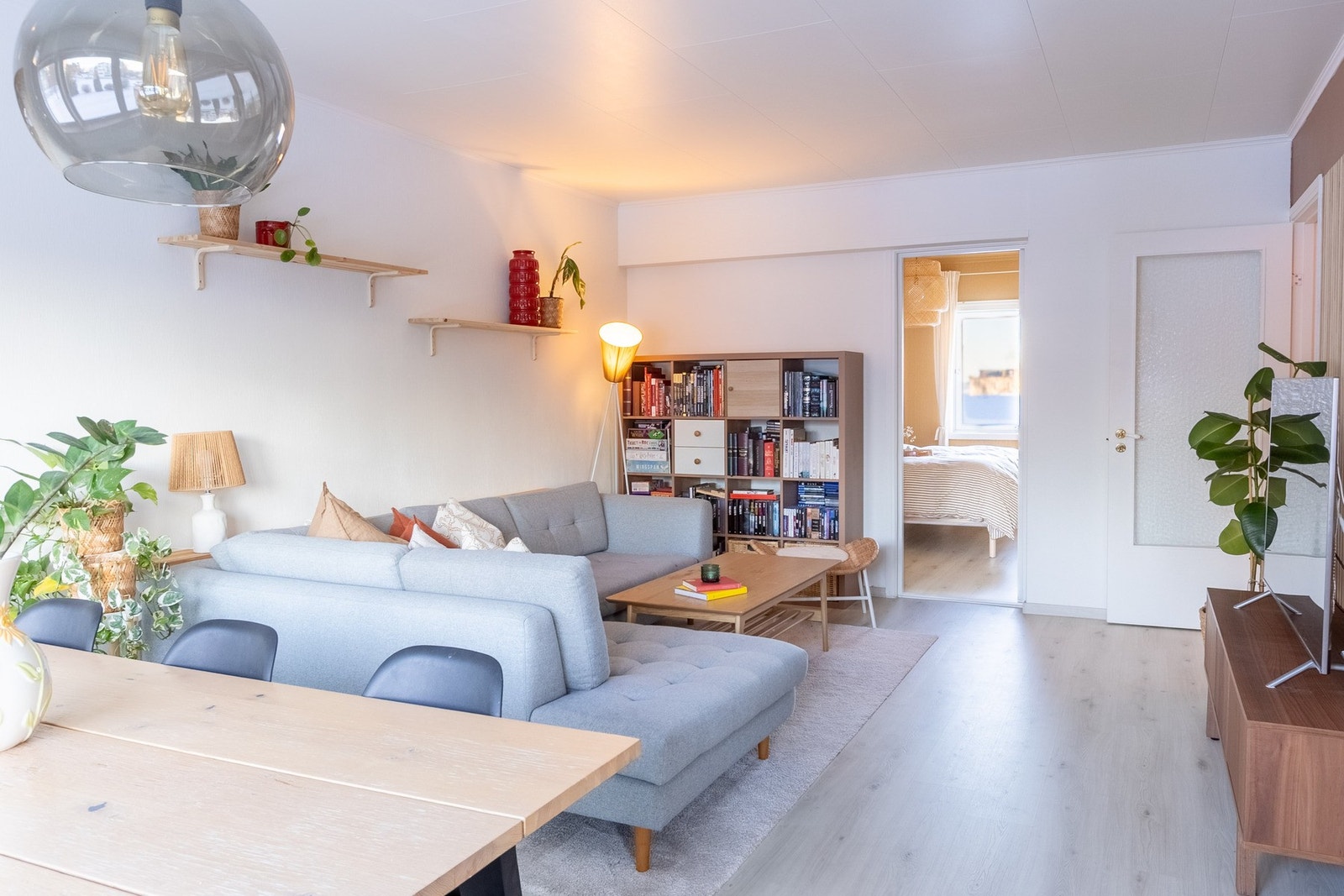 Leiligheten nyter en romslig stue med flere møbleringsmuligheter Galleribilde