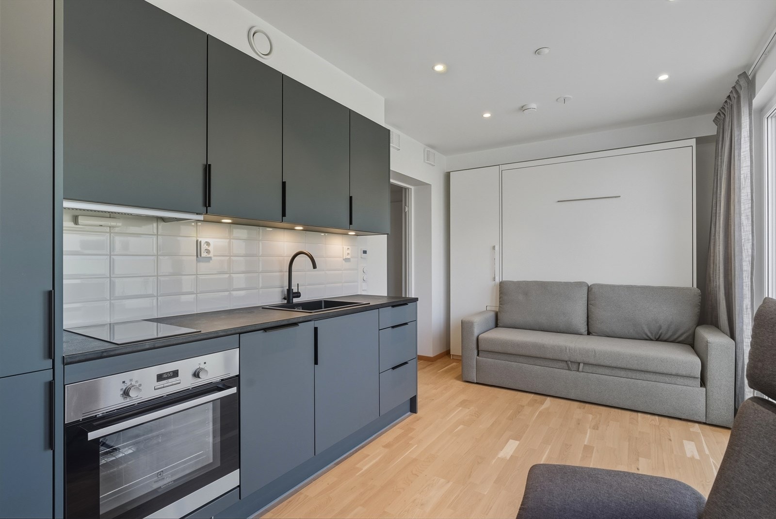 Leiligheten har også delvis integrert møblement - med en smart skapseng i tilknytning til sofaen. Galleribilde