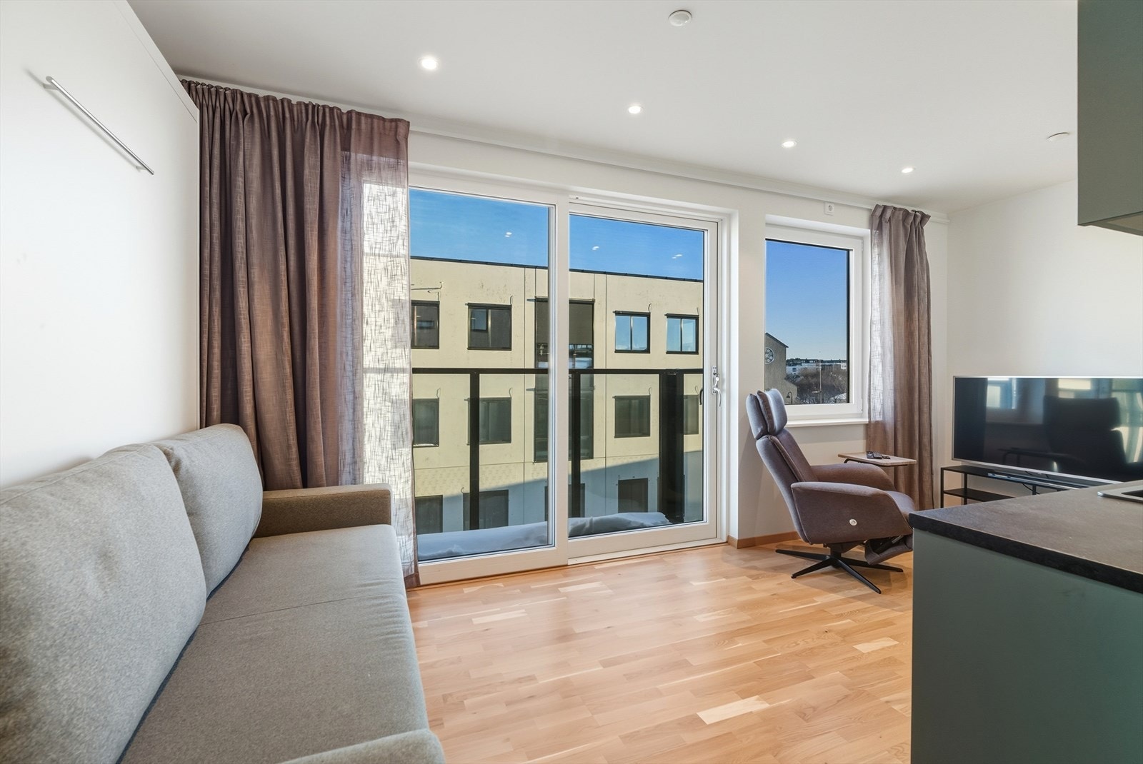 Leiligheten har lave, forutsigbare felleskostnader på kr. 1 294,- pr. mnd., og energiklasse B - som hos flere banker gir gunstige grønt boliglån. Galleribilde