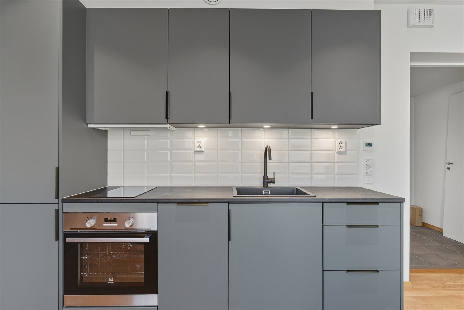 Kjøkkeninnredningen er godt utnyttet og har integrerte hvitevarer. Galleribilde