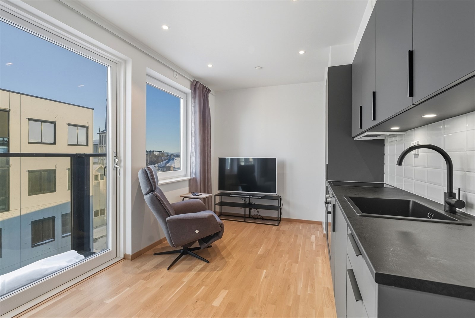 Leiligheten ble ferdigstilt i 2023, og har gjennomgående moderne og stilrene farge- og materialvalg. Galleribilde