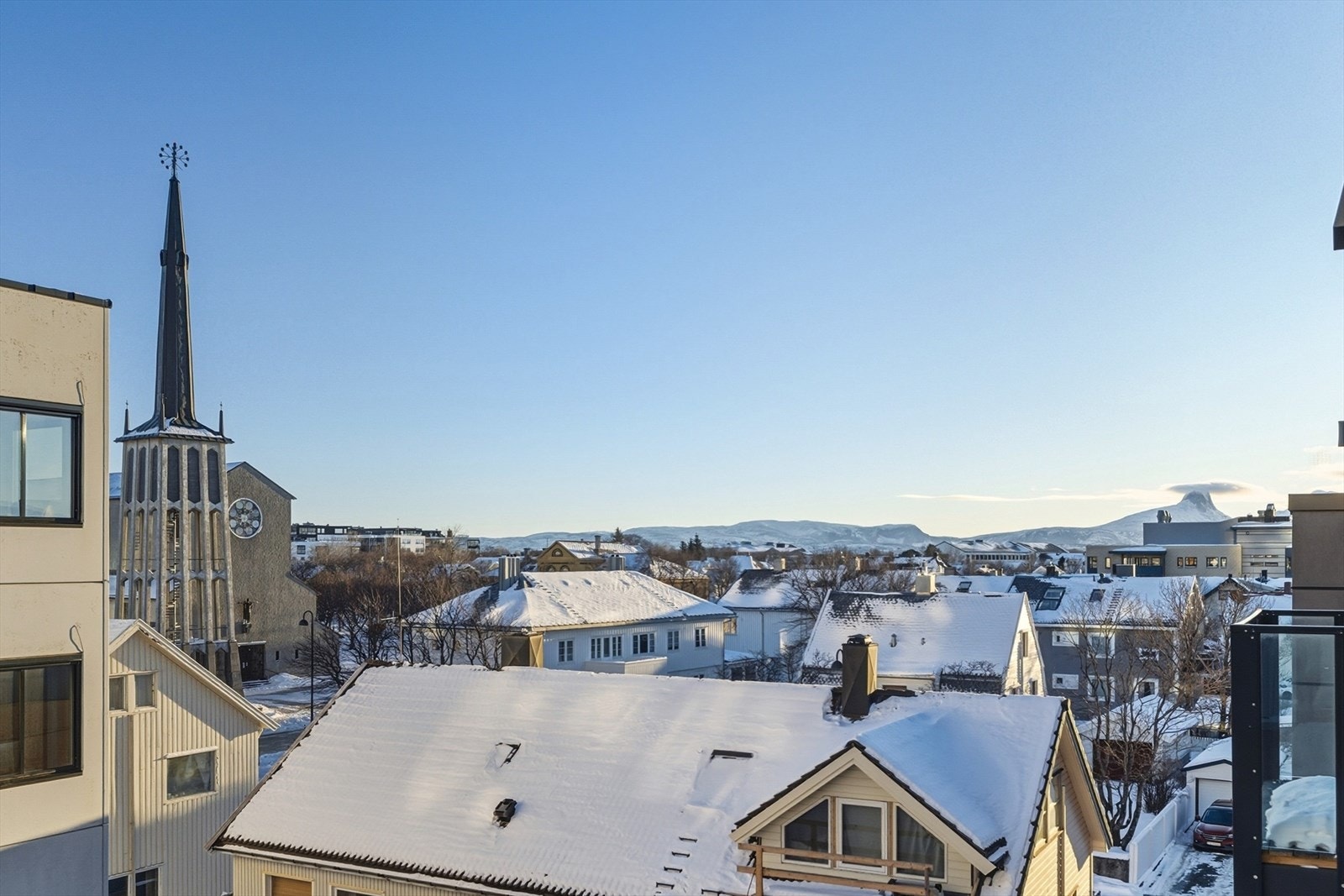 Leiligheten har fransk balkong med vidstrakt utsikt over domkirka og sentrum, mot Børvasstindan i det fjerne. Galleribilde