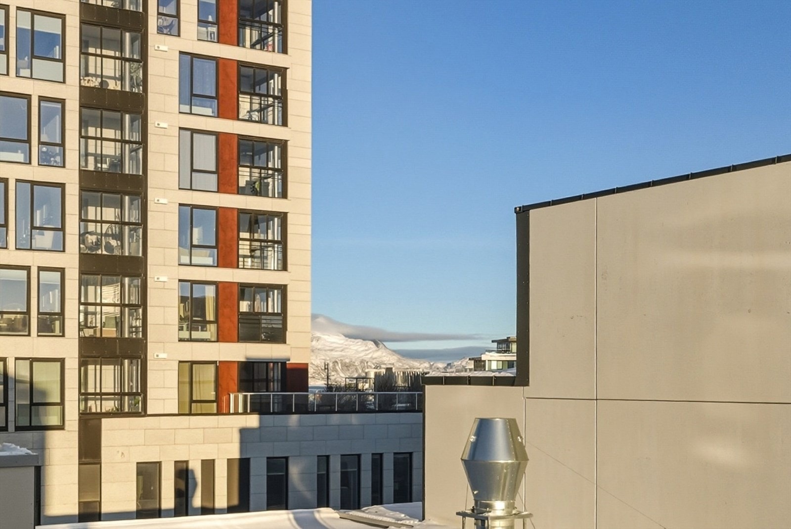 Mot nord kan du skimte Landegode. Galleribilde