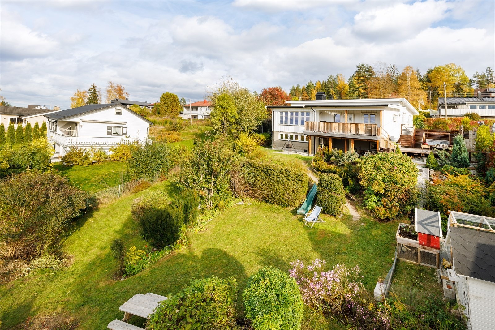 Det er kun få minutters gange til Åmot sentrum som kan by på et variert utvalg av butikker og servicetilbud. Galleribilde