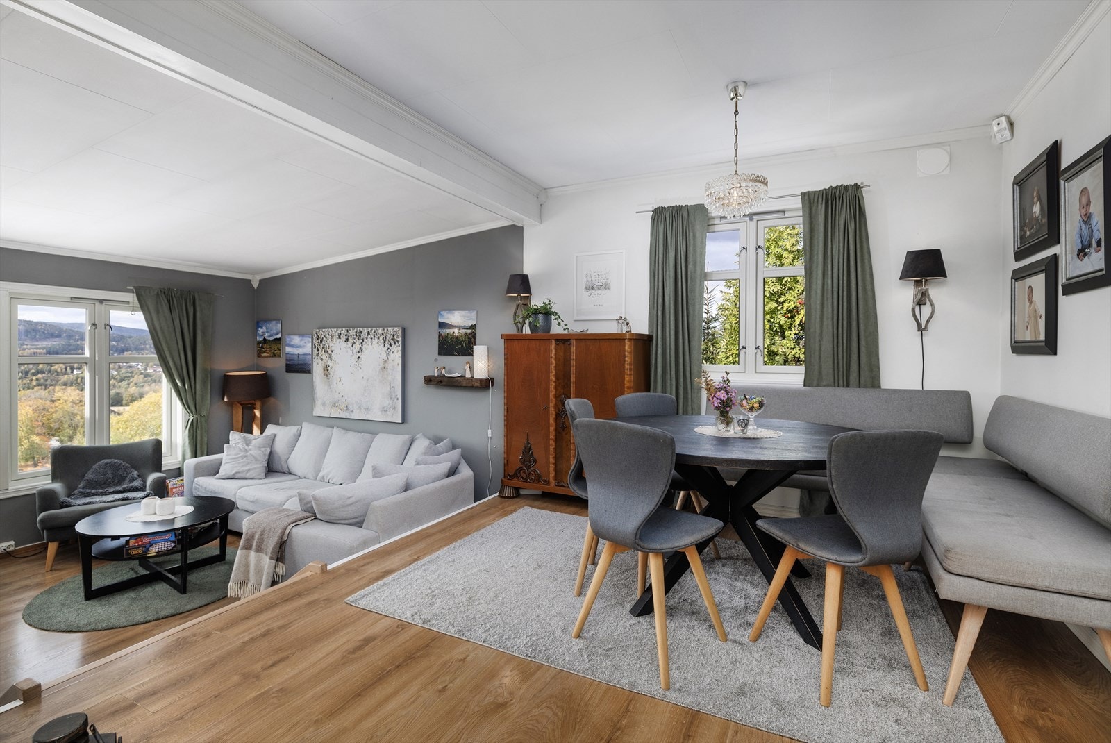 Tre trappetrinn opp har spisestuen sin naturlige plassering i nærhet til kjøkkenet. Galleribilde