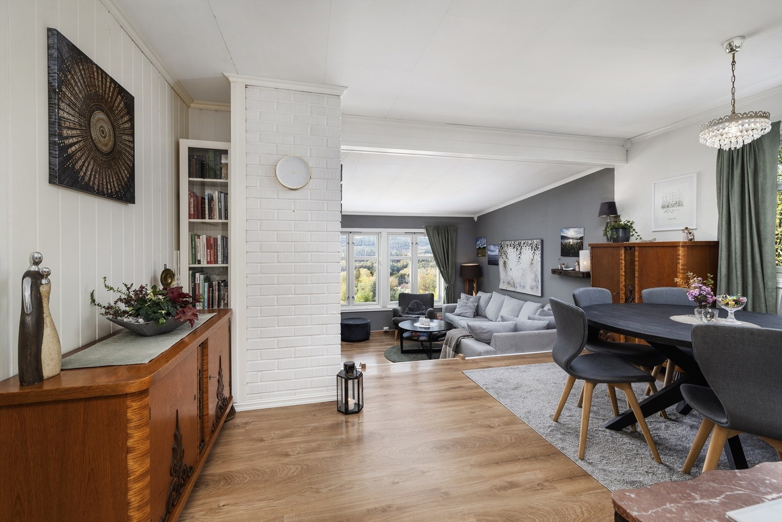 Et koselig allrom med plass til både familie og venner. Galleribilde