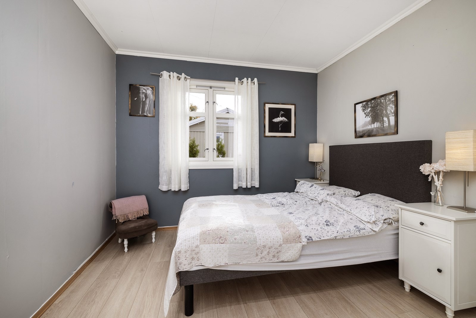 Boligen har totalt fem soverom, hvor tre av de befinner seg i 1. etasje. Galleribilde