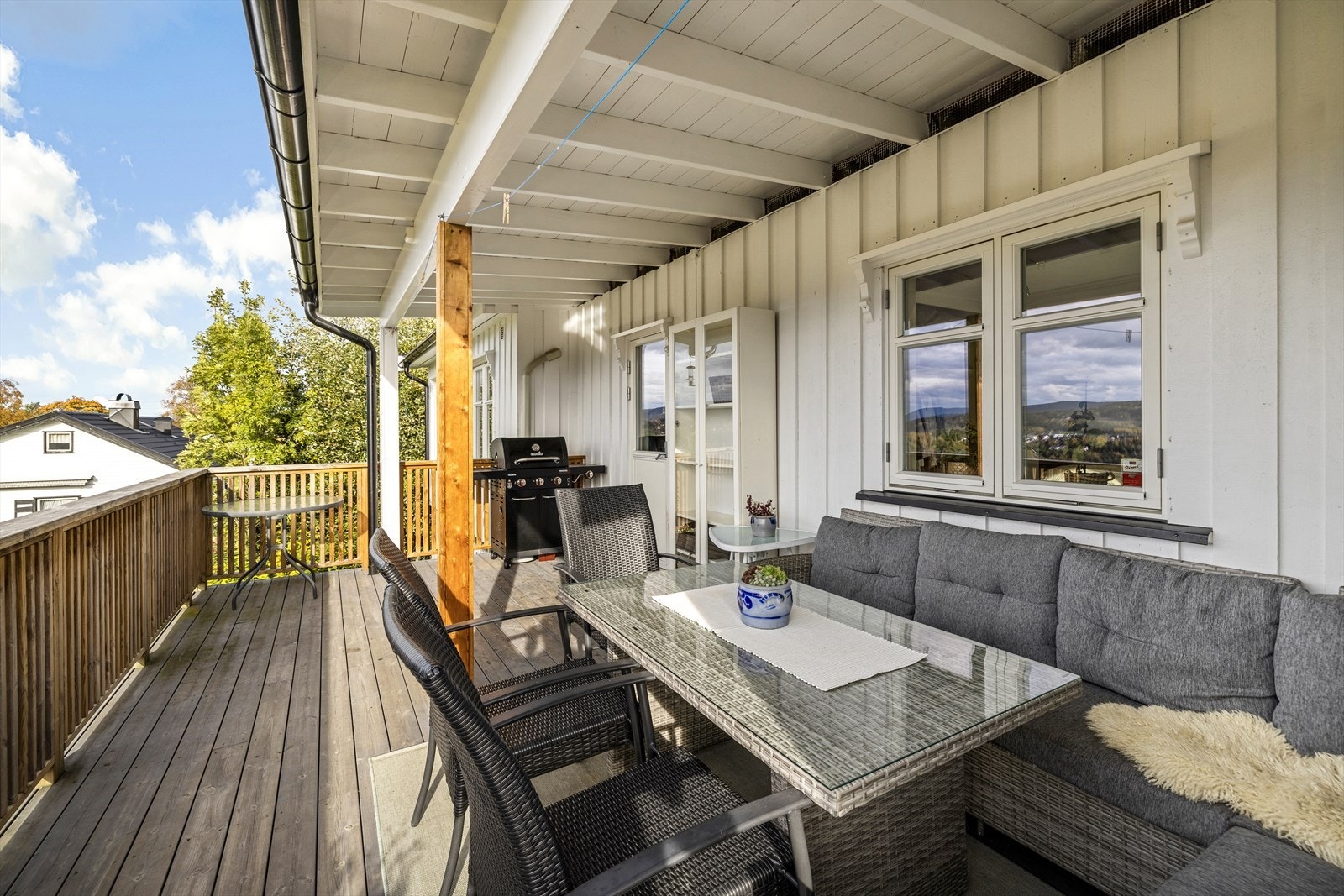 Med utgang fra stue er deler av terrasse overbygget. Galleribilde