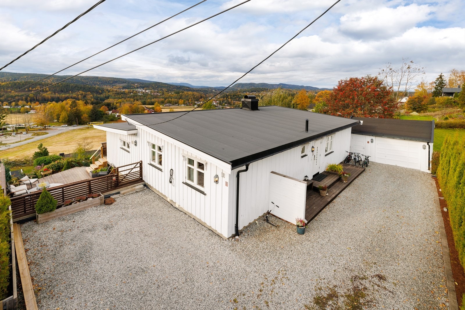 Eiendommen har en svært god beliggenhet i Engerhagen med flott utsikt og lang solgang. Galleribilde