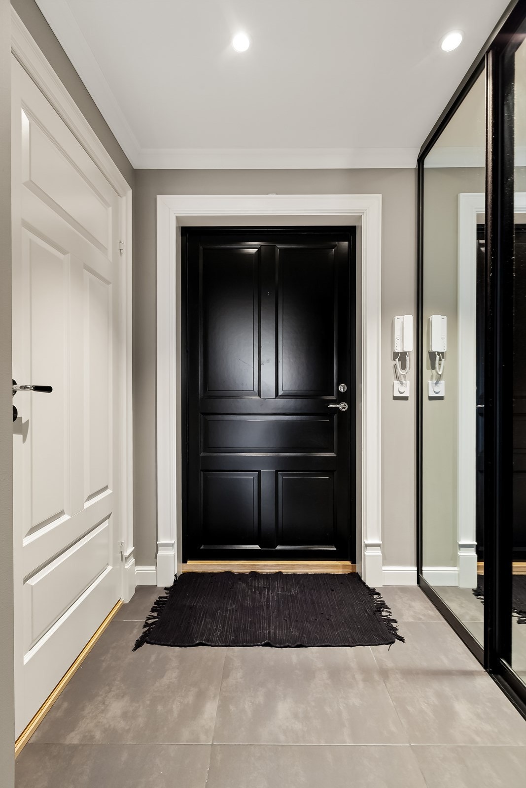 Entrèen er innredet med dørcalling og romslig skyvedørsgarderobe. Galleribilde