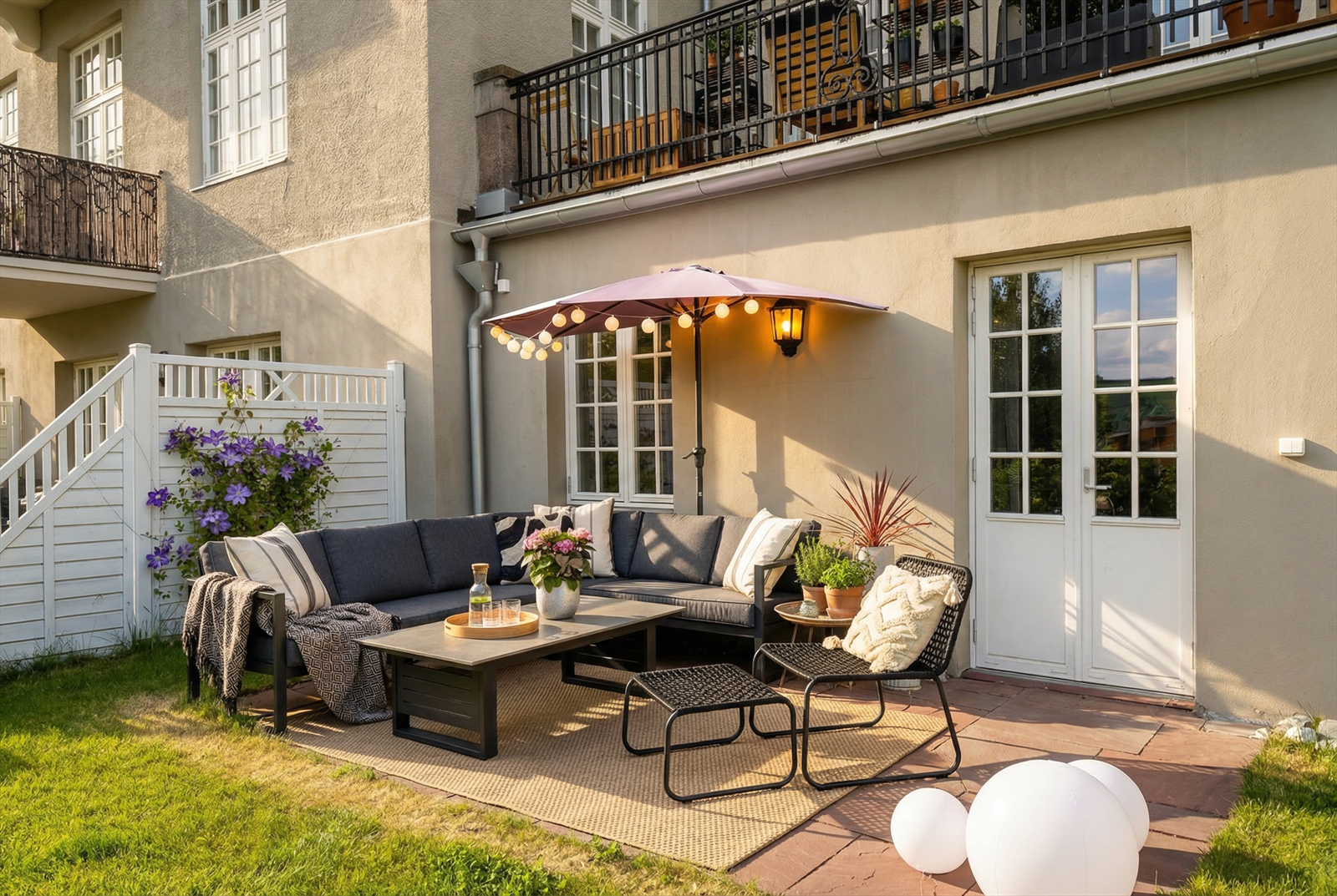 Leiligheten er utstyrt med en stor og solrik uteplass på baksiden av bygget. (Selgers egne bilder fra sommer, men redigert av megler) Galleribilde