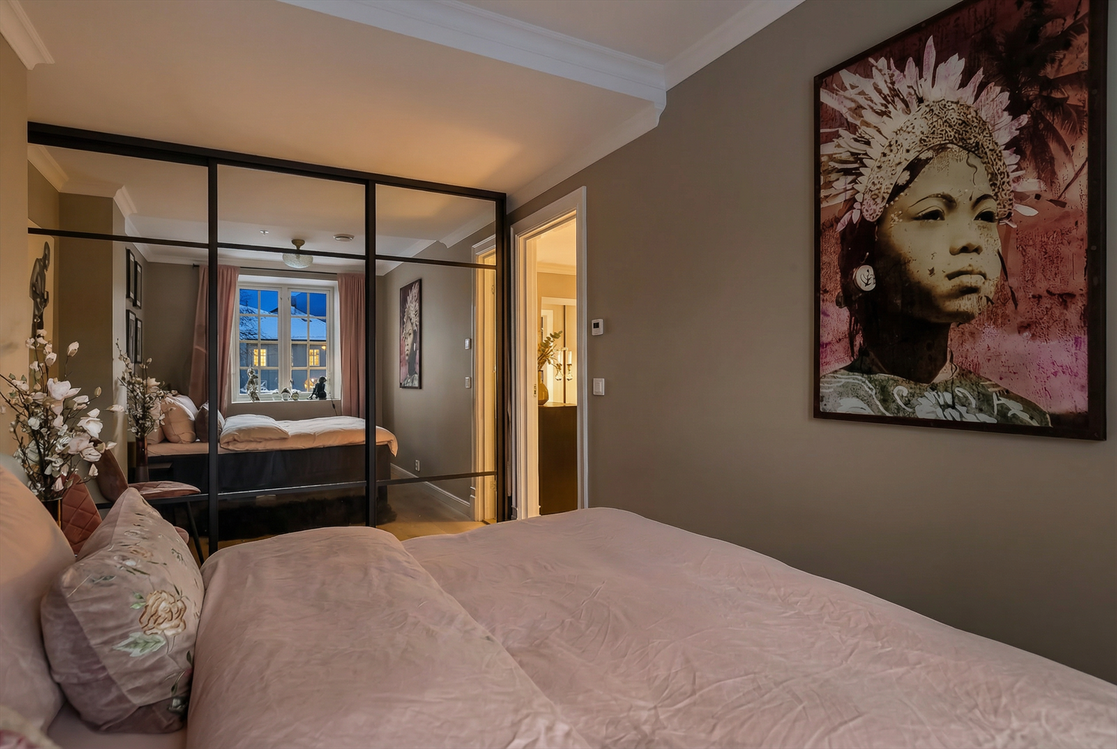 Innredet med romslig skyvedørsgarderobe. Galleribilde