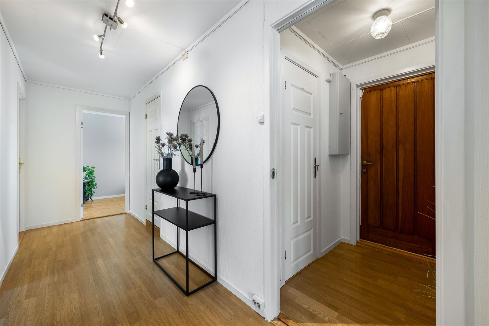 God planløsning med 3 soverom og bad i ene delen av boligen og kjøkken og stue i den andre. Galleribilde