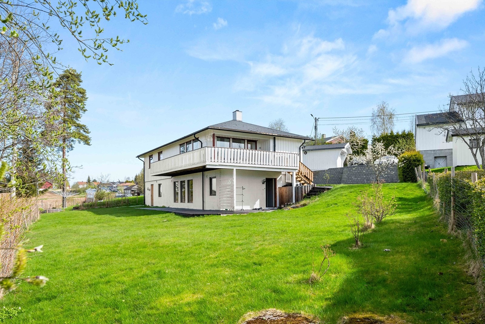 Bilder tatt i sommer som viser den store, inngjerdede hagen Galleribilde