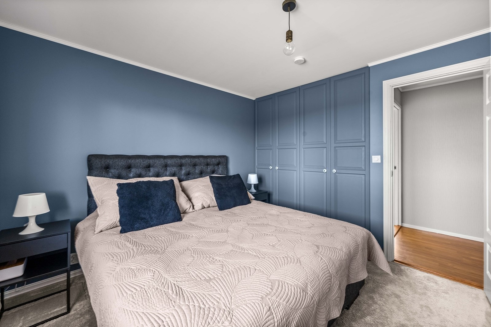 Oppbevaring i doble garderobeskap malt i samme farge som veggen Galleribilde