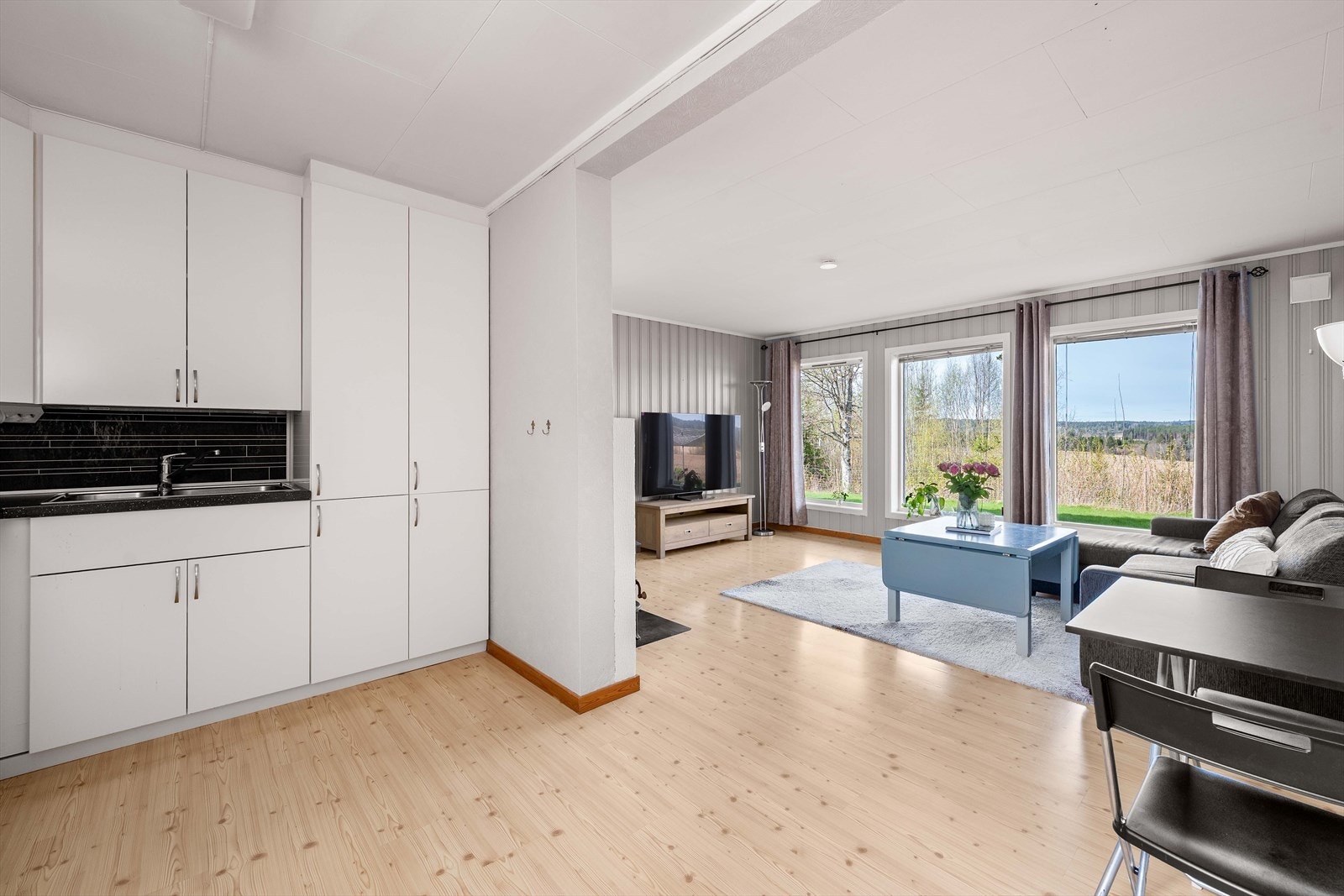 De store vinduene slipper også inn godt med lys Galleribilde