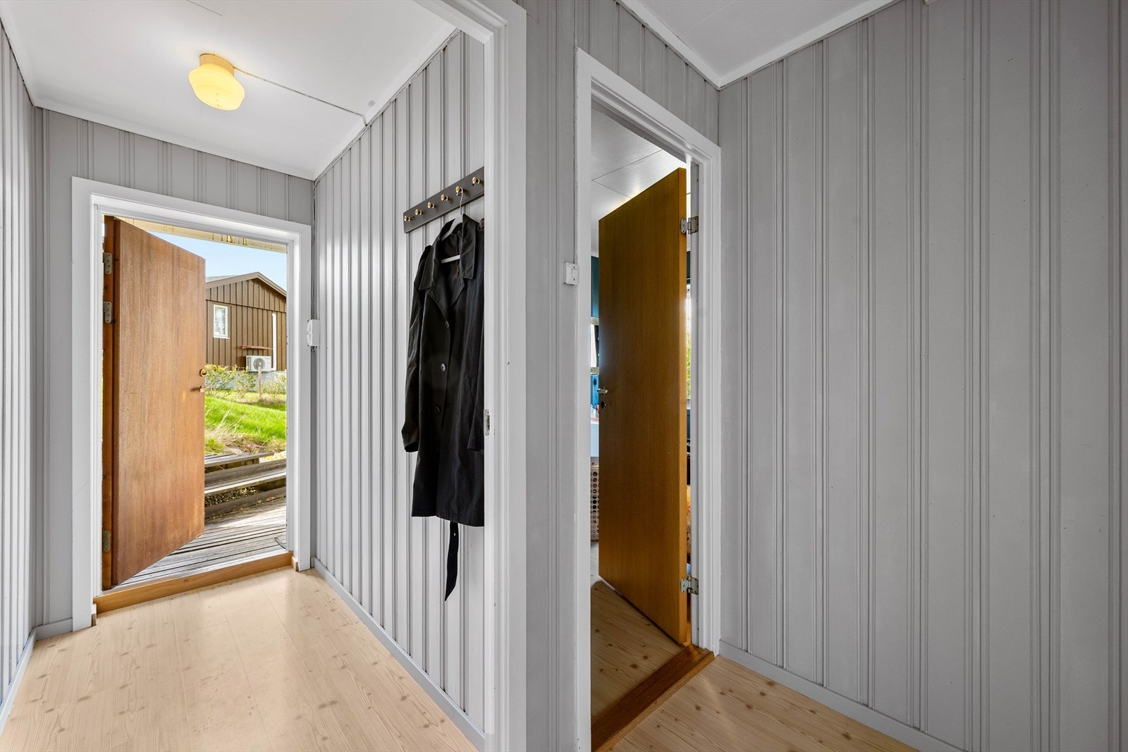 Utleiedelen har egen inngang på kortsiden av boligen Galleribilde