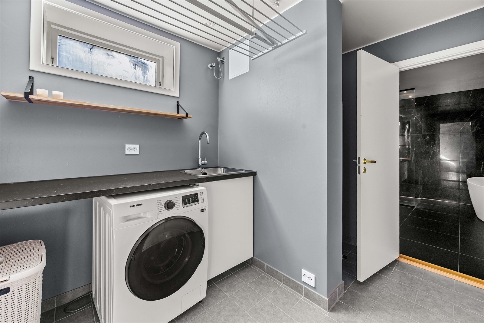 Her er det opplegg til vaskemaskin og tørketrommel, samt nedtrekkbar tørkesnor Galleribilde