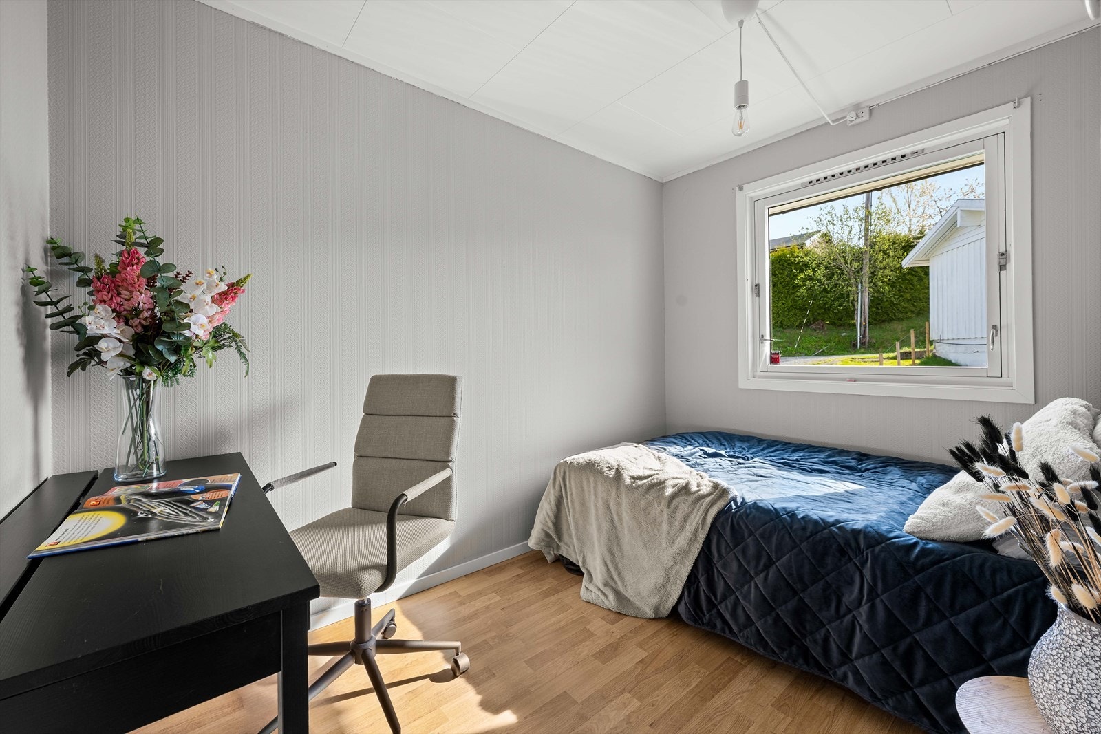 Soverom 3 har også plass til dobbeltseng og vender ut mot gårdsplassen Galleribilde