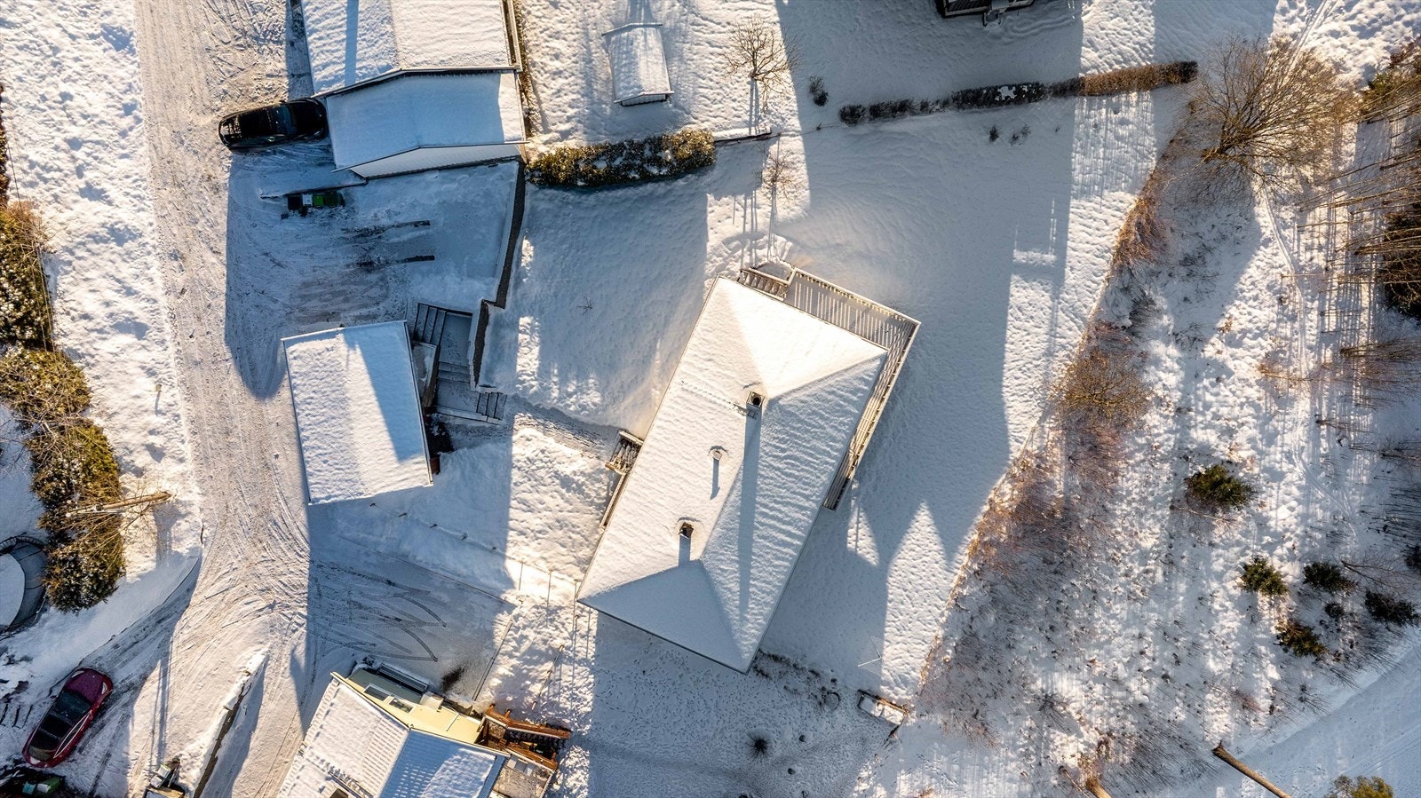 Tomten er på ca. 900 kvm. med stort hageareal, garasje og parkeringsplass for flere biler Galleribilde