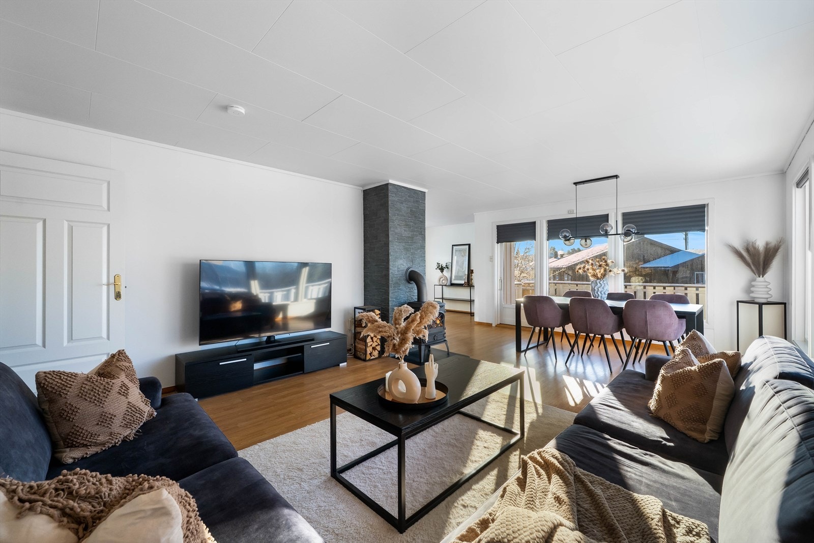 Her er det god plass til både sofagruppe og spisestue med tilhørende møblement Galleribilde