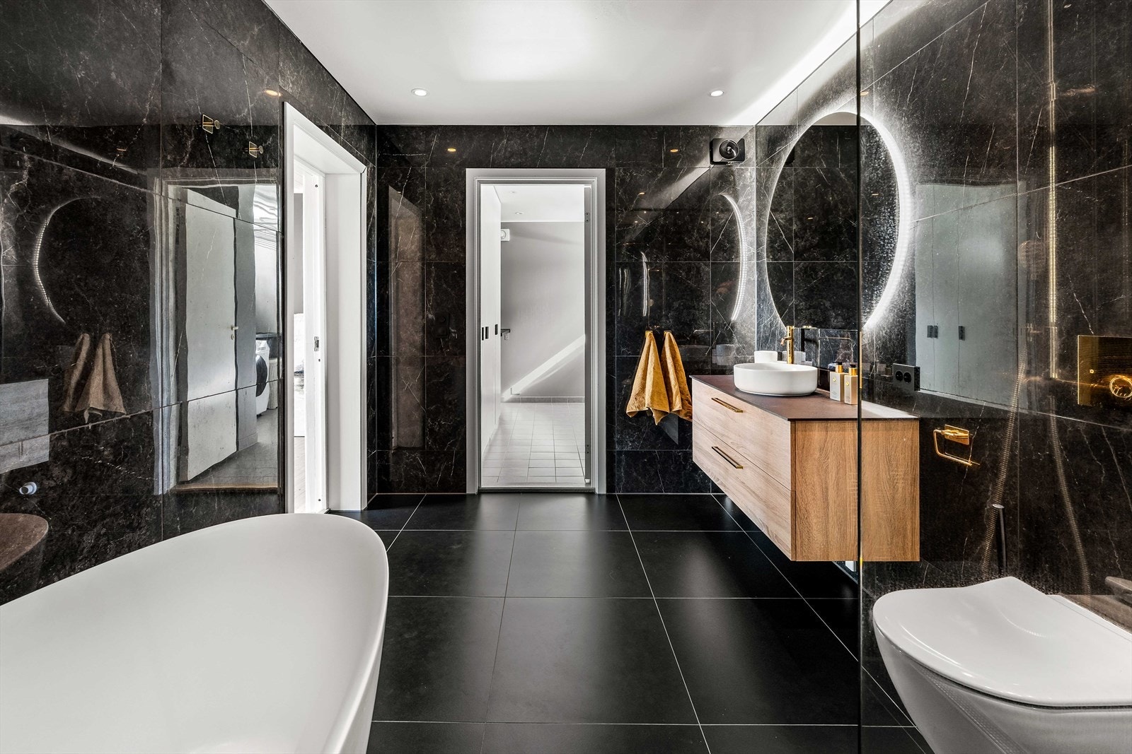 Fra badet er det videre tilgang til vaskerommet Galleribilde