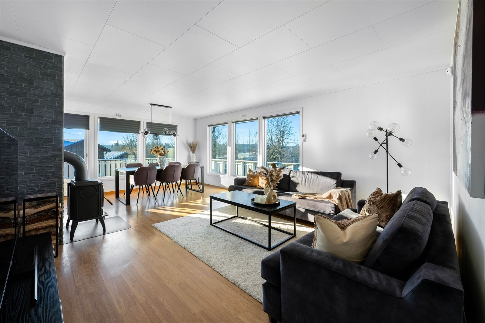 Stuen har store vindusflater mot sørvest og nordvest som gir godt lysinnslipp Galleribilde