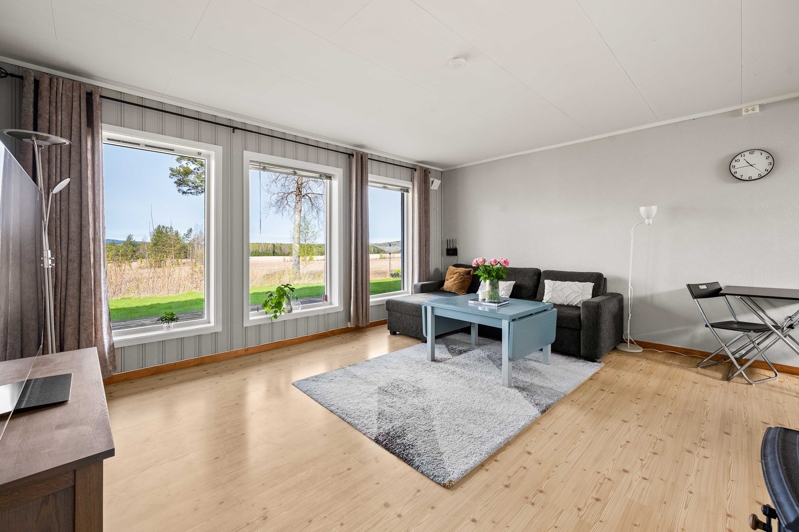 Stuen i utleiedelen har idyllisk og landlig utsikt Galleribilde